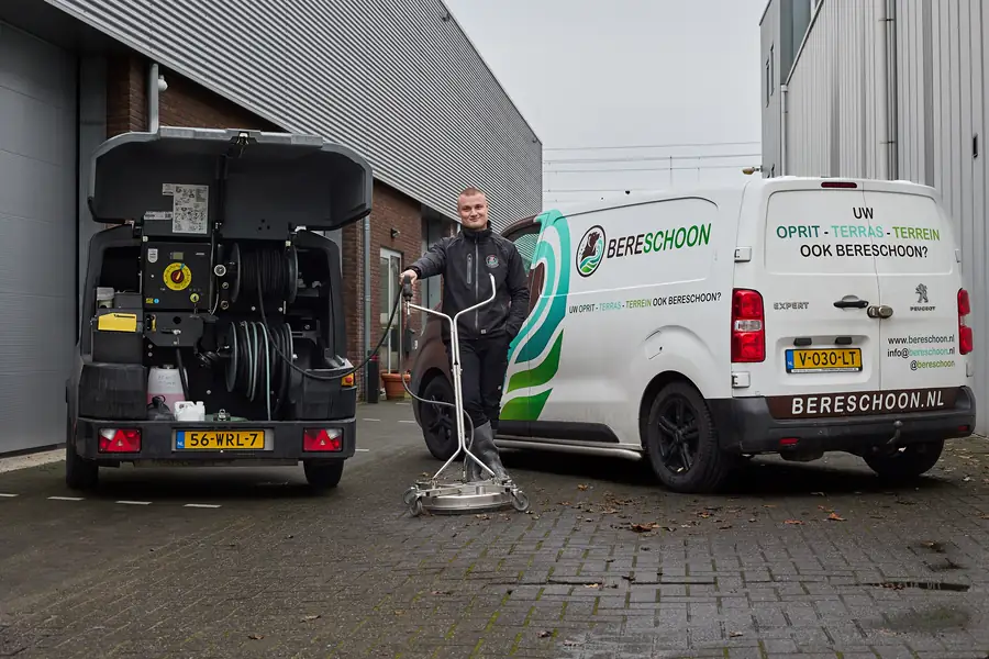 Barend 'Beer' Seijkens bij de Bereschoon-bus